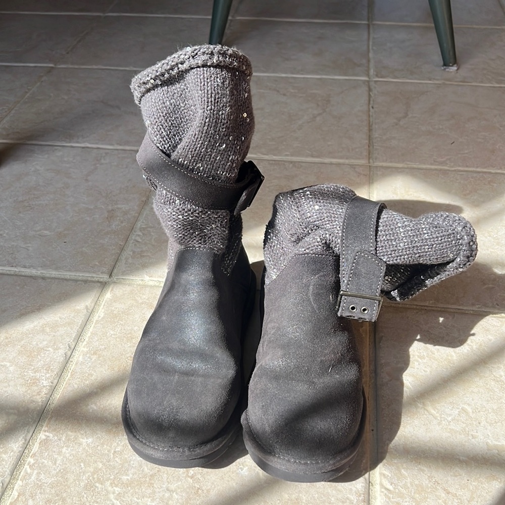 UGG RARE knit boots with belt, Size 7, grey